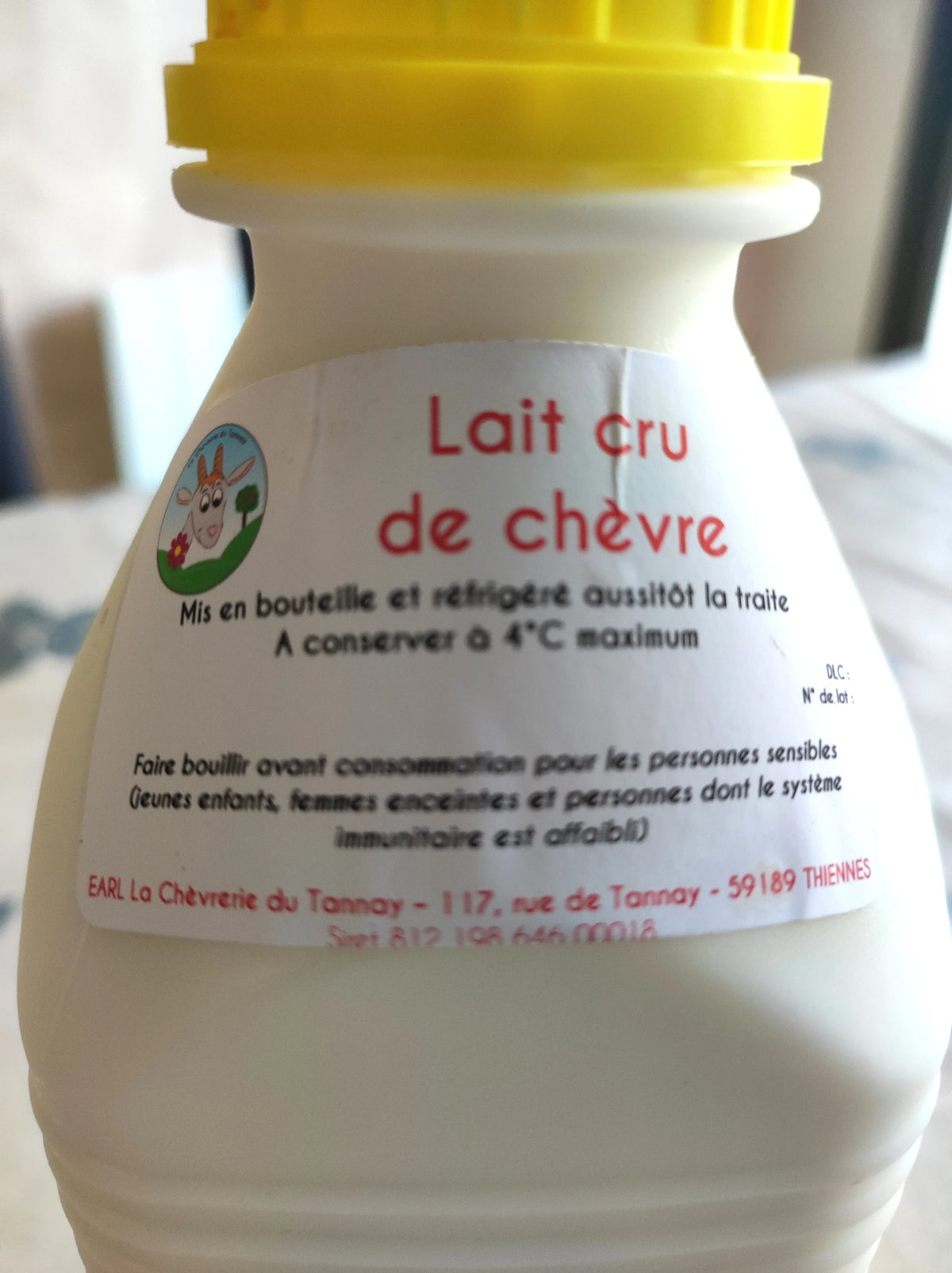Bouteille de lait cru de chèvre frais pour savon artisanal Moussaillon de La Saponerie.