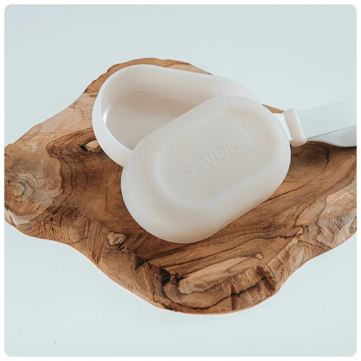Boîte à savon en plastique marin recyclé blanc avec logo savont sur support en bois.