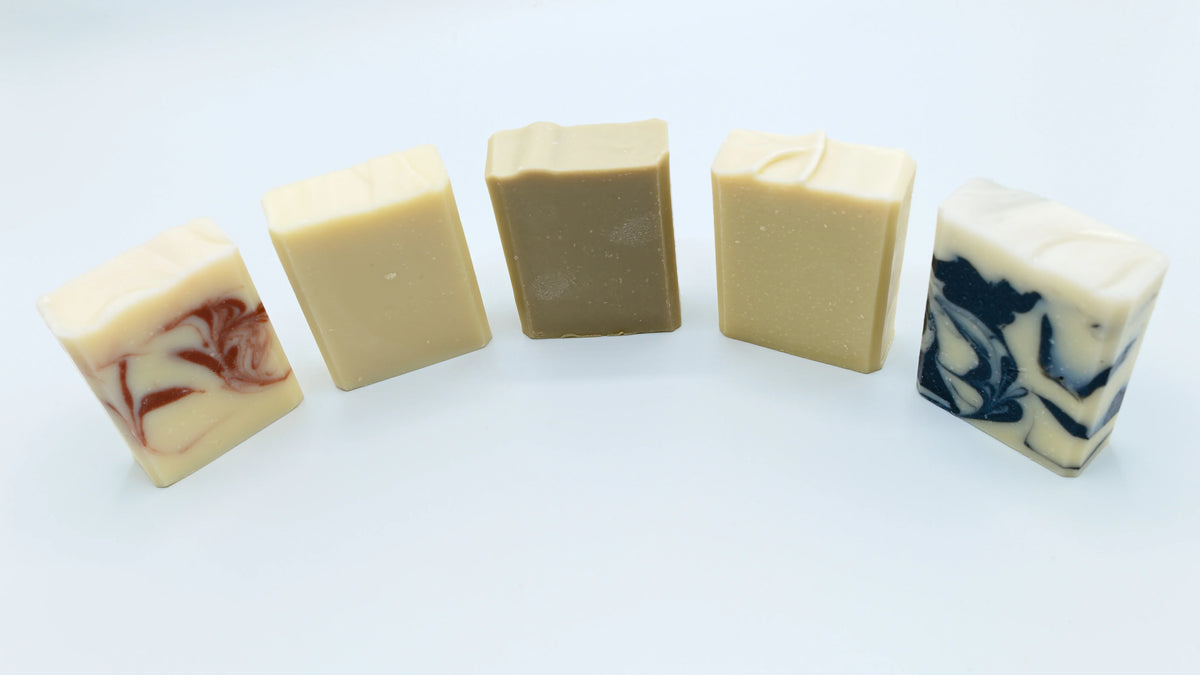 Cinq savons artisanaux Moussaillon, surgras à 6%, naturels et sans parfum, aux couleurs variées.