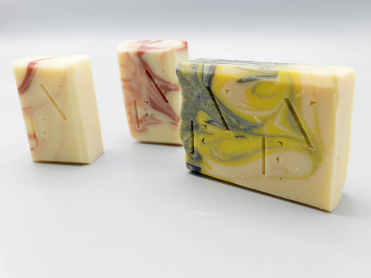 Savon artisanal Moussaillon, surgras à 6%, naturel et sans parfum aux motifs marbrés.