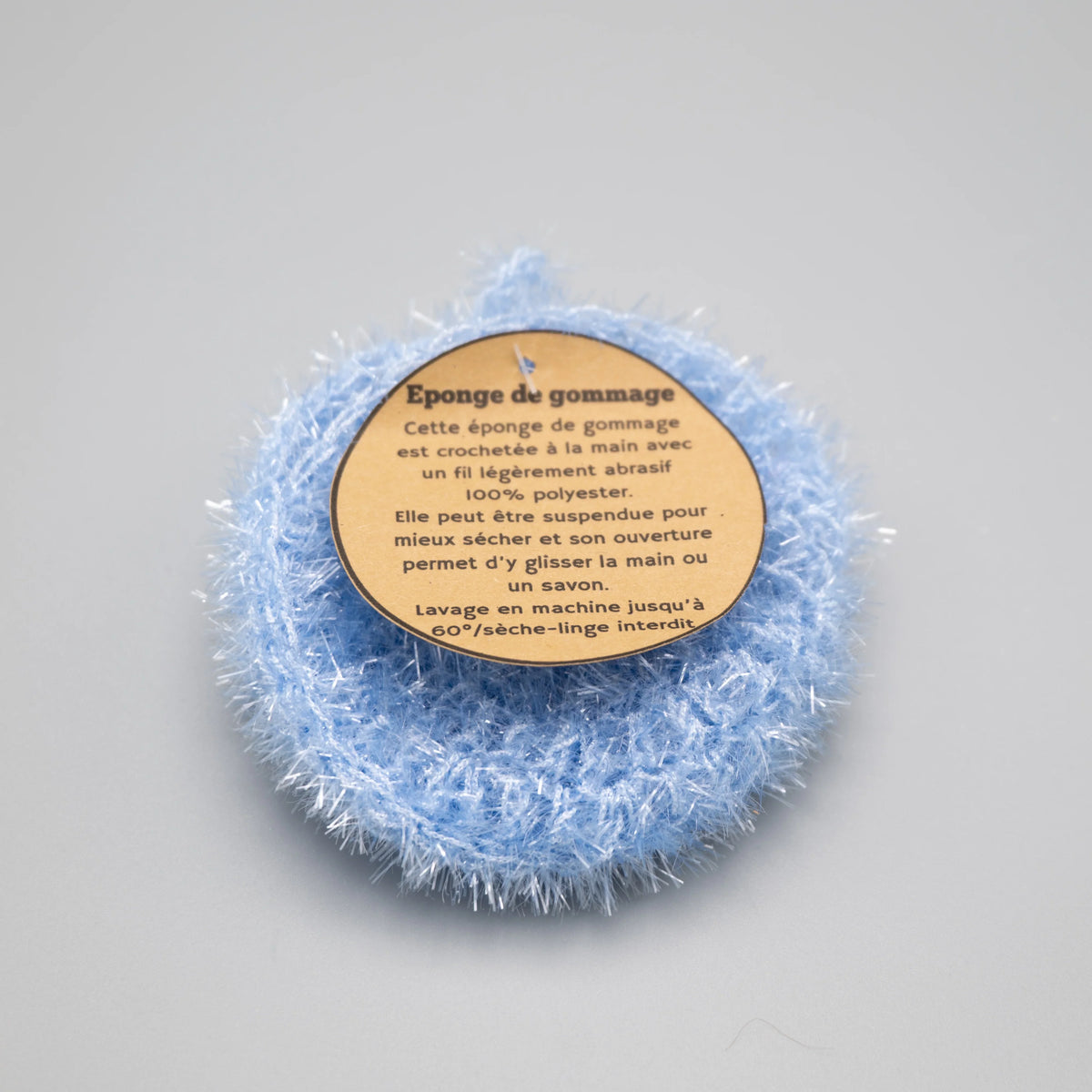 Éponge de gommage bleue Mam'zelle Lily en polyester crocheté pour exfoliation.