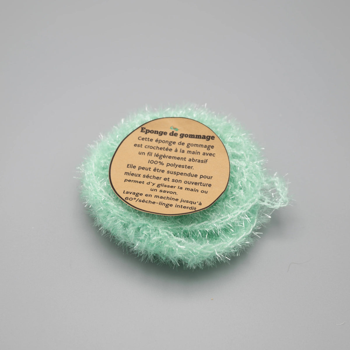 Éponge de gommage Mam'zelle Lily en polyester vert clair pour exfoliation.