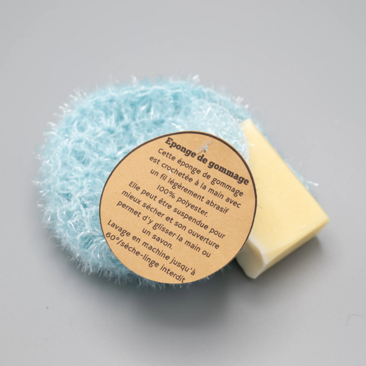 Éponge de gommage Mam'zelle Lily bleue texturée avec un savon artisanal Moussaillon.