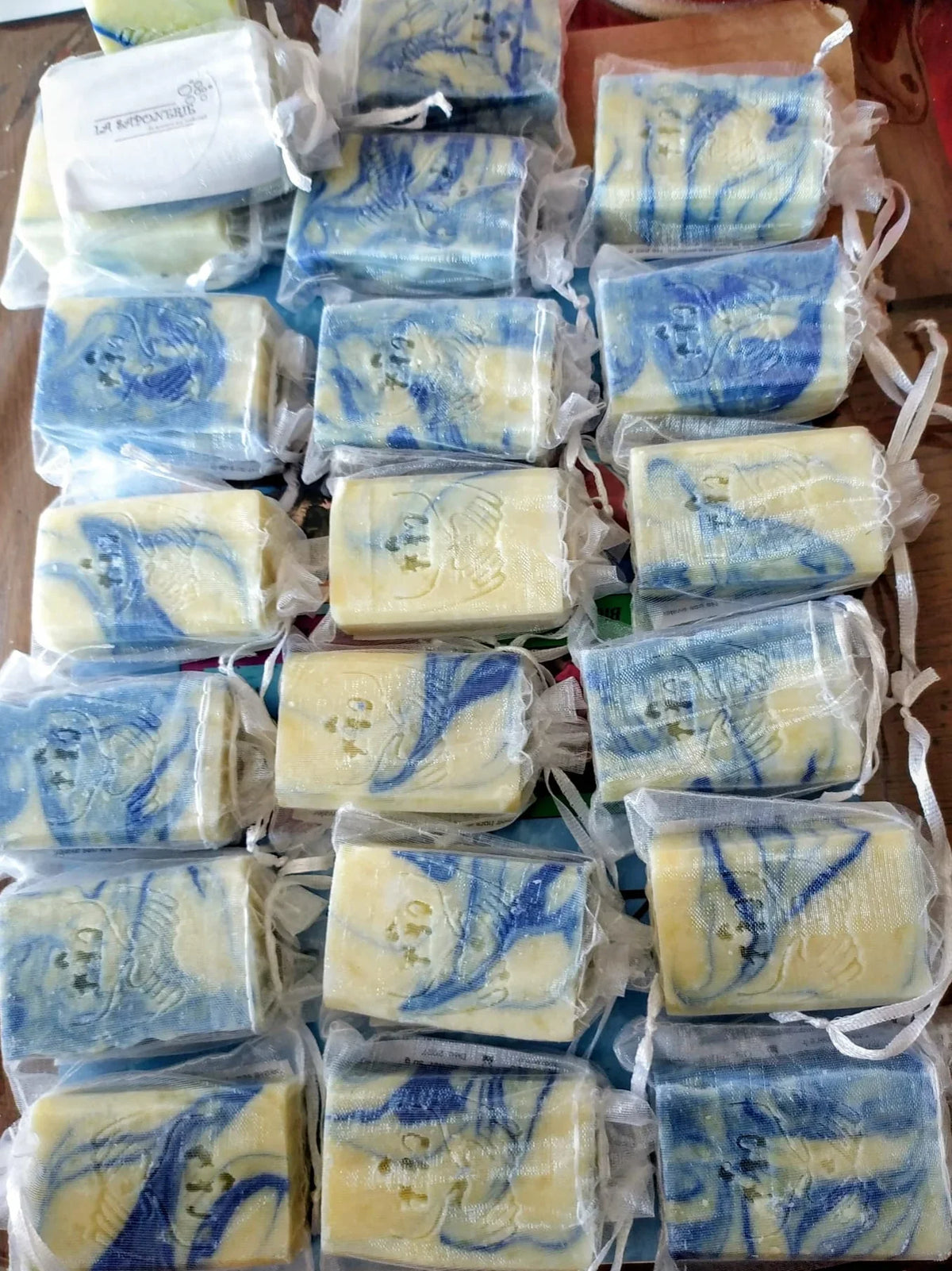 Savon artisanal Moussaillon, surgras à 6%, naturel et sans parfum, bleu et jaune.
