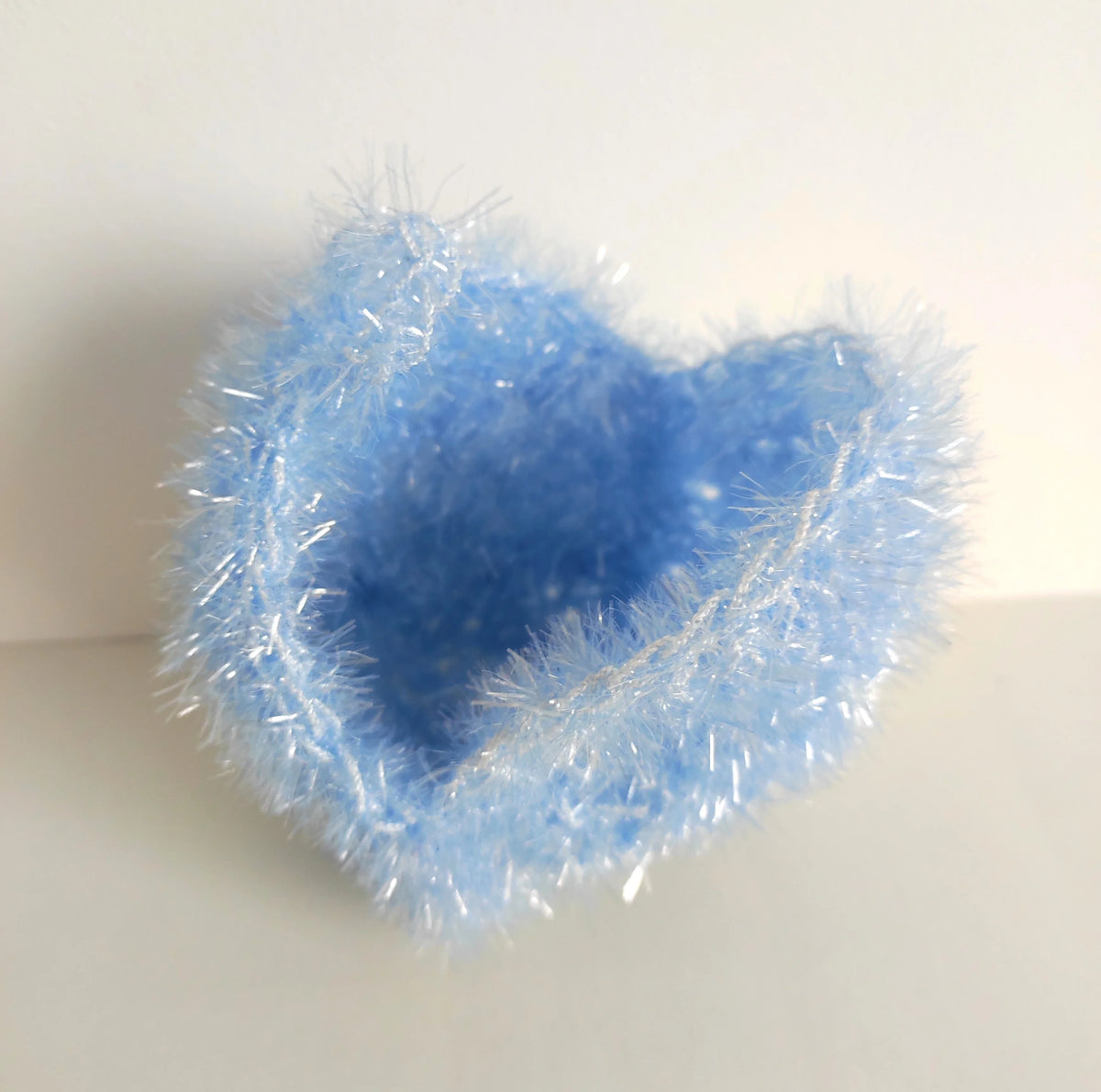 Éponge de gommage bleue Mam'zelle Lily pour un soin du corps doux.