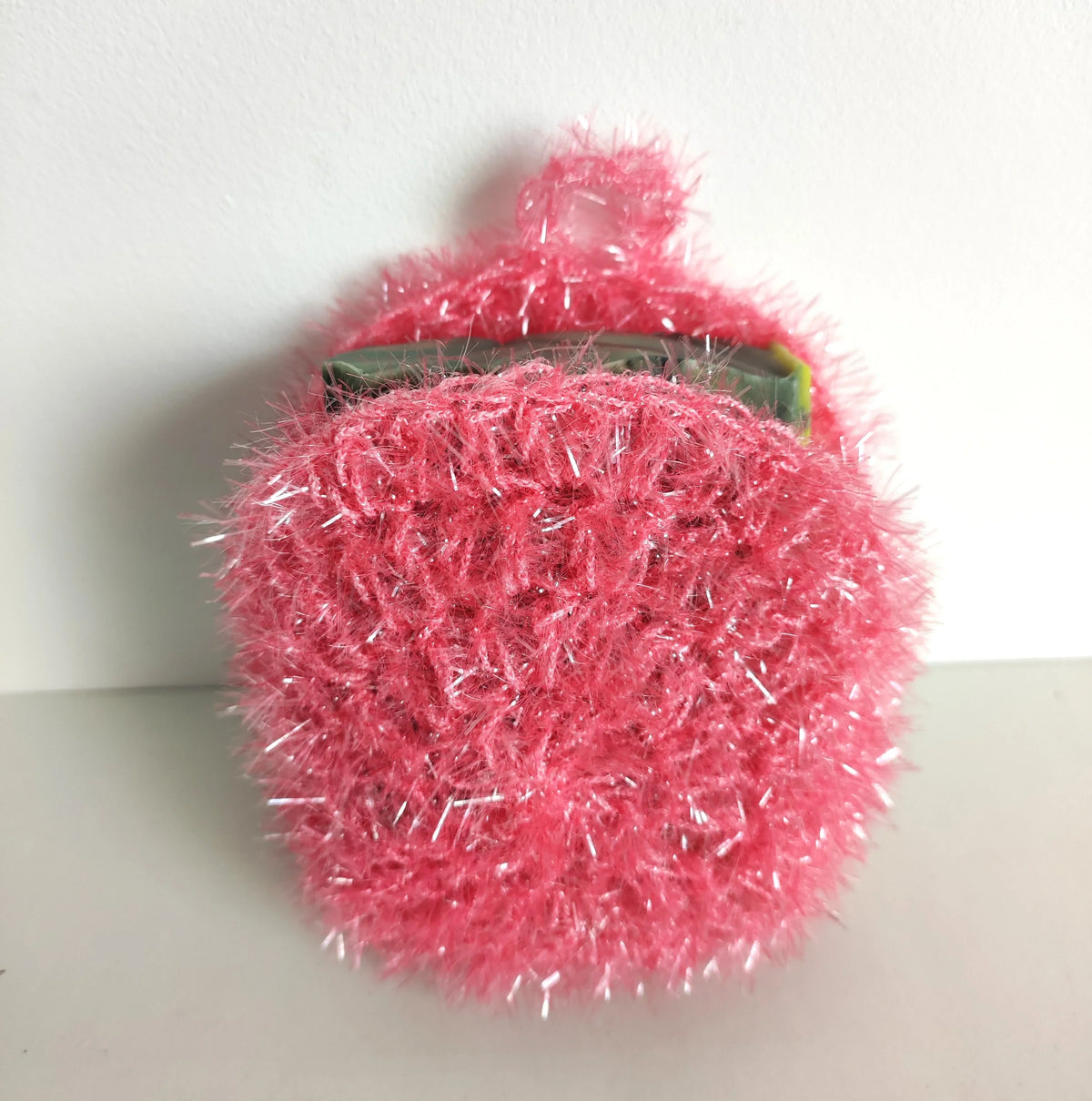 Éponge de gommage rose Mam'zelle Lily pour une exfoliation douce.