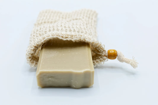 Savon artisanal Moussaillon de La Saponerie, surgras à 6%, naturel et sans parfum dans un sac en sisal.