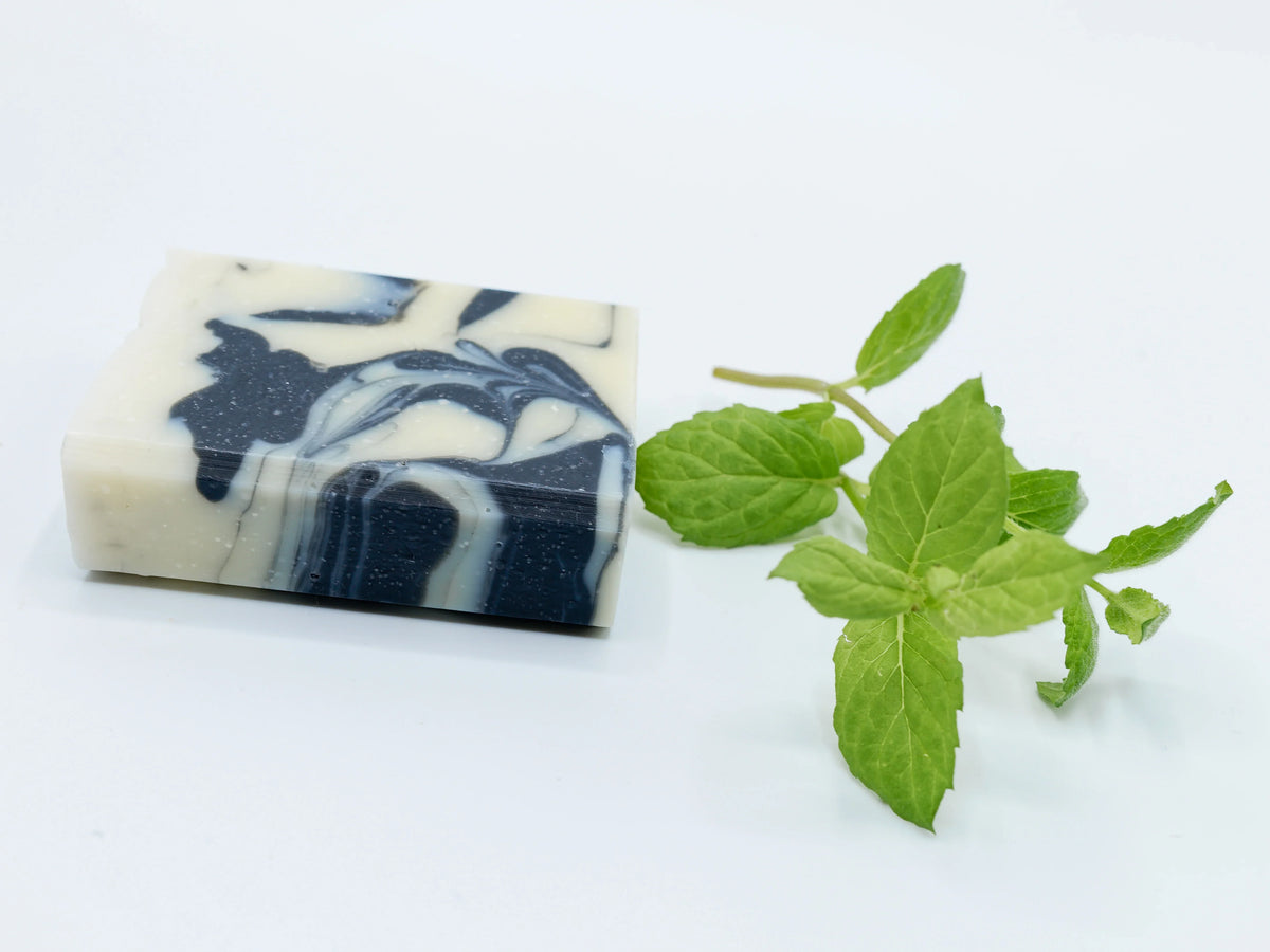 Savon artisanal Moussaillon surgras à 6%, naturel et sans parfum, avec des feuilles de menthe.