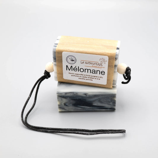 Savon artisanal Mélomane de La Saponerie, surgras à 6%, avec cordon de suspension.