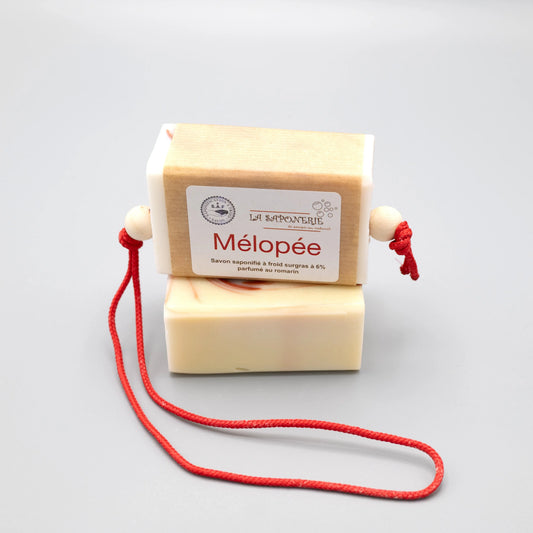 Savon artisanal Mélopée de La Saponerie, surgras à 6%, naturel et parfumé au romarin.