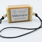 Savon artisanal Mélomane de La Saponerie, surgras à 6%, avec cordon de suspension.