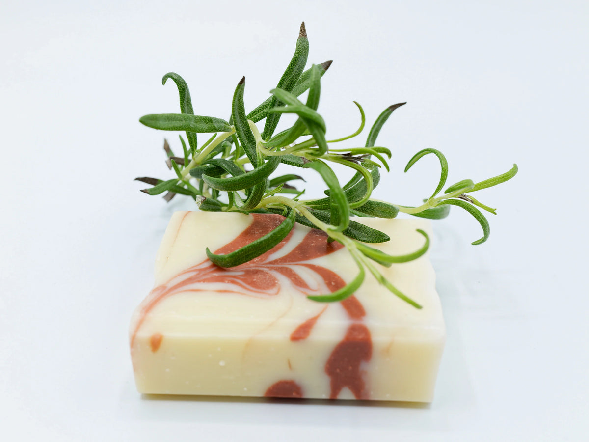 Savon artisanal Moussaillon de La Saponerie, surgras à 6%, naturel et sans parfum, avec romarin.