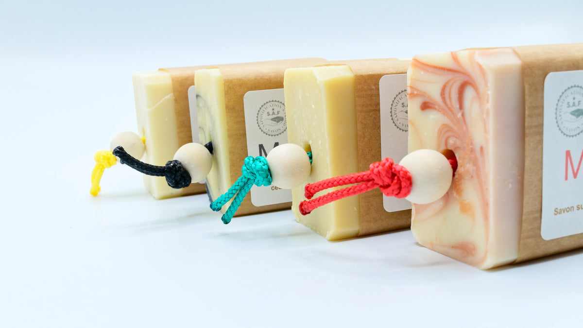 Savon artisanal Moussaillon de La Saponerie, naturel et sans parfum, emballé dans du papier kraft.